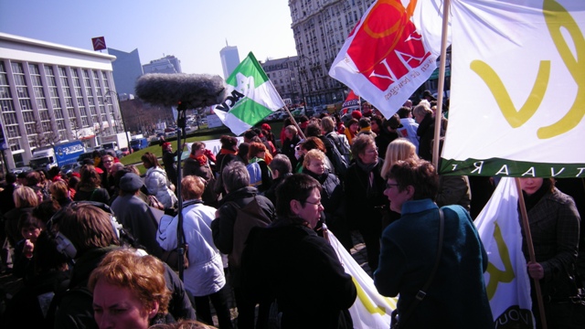 Internationale Vrouwendag op een symbolische Brusselse brug 